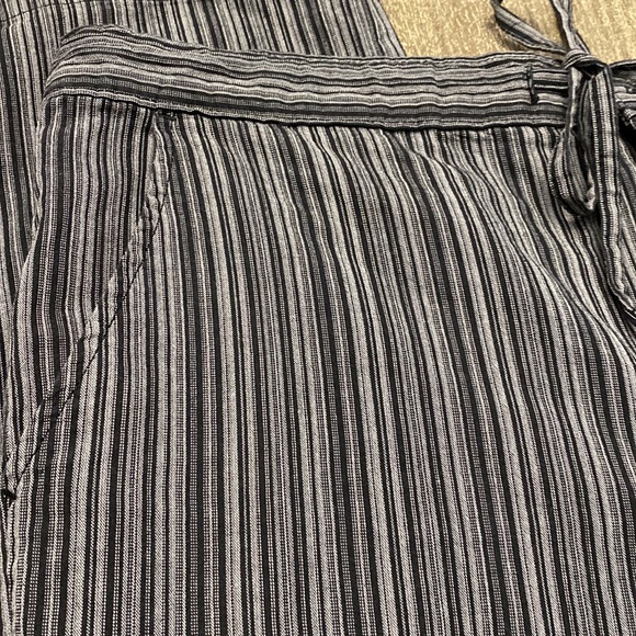 DKNY pants wide leg super comfortable two pockets in front - Picture 2 of 9